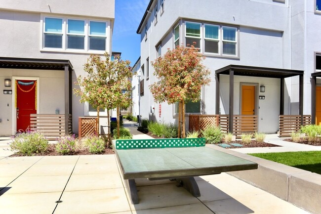 Building Photo - Gorgeous 3-story Townhome Available for Rent! Cherry-Guardino Neighborhood