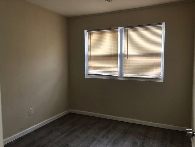 Building Photo - Recently Renovated 3 Bedroom Home! Very Spacious Living Area!! Master Bedroom with 1/2 Bath! Lots...