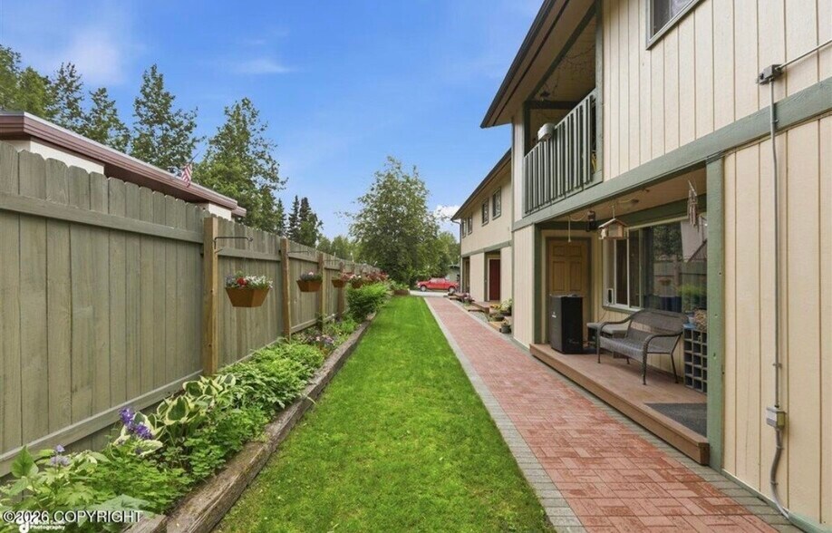 Building Photo - 1054 W 20th Ave