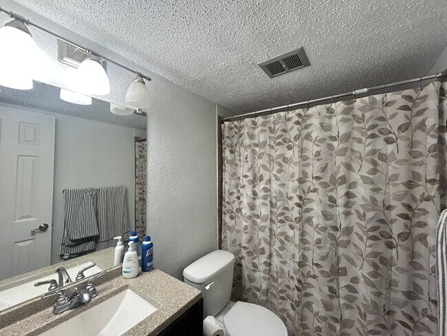 Building Photo - Newly Updated & Stylishly Furnished Room f...