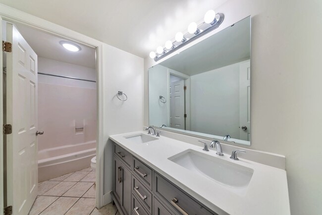 Building Photo - 1735 E La Jolla Dr