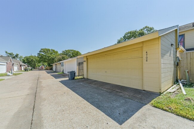 Building Photo - 4708 N Cashel Cir