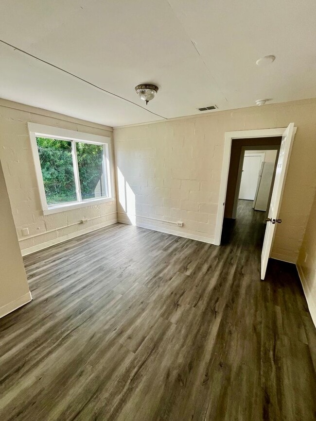 Building Photo - Beautifully Remodeled (1BR/1BA) Lakeland D...
