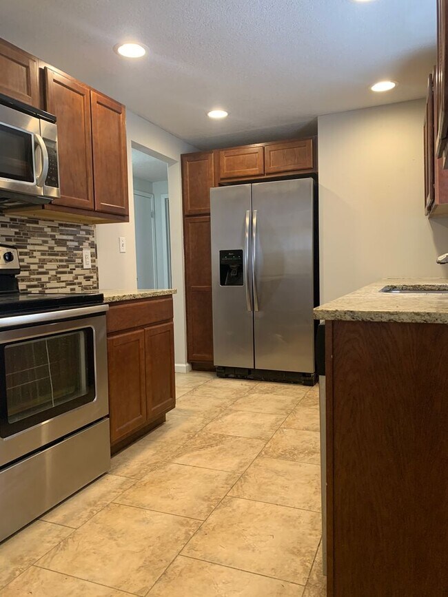 Building Photo - Your Next Home Awaits: 4BR/2BA in Desirable Prairie Village Location!