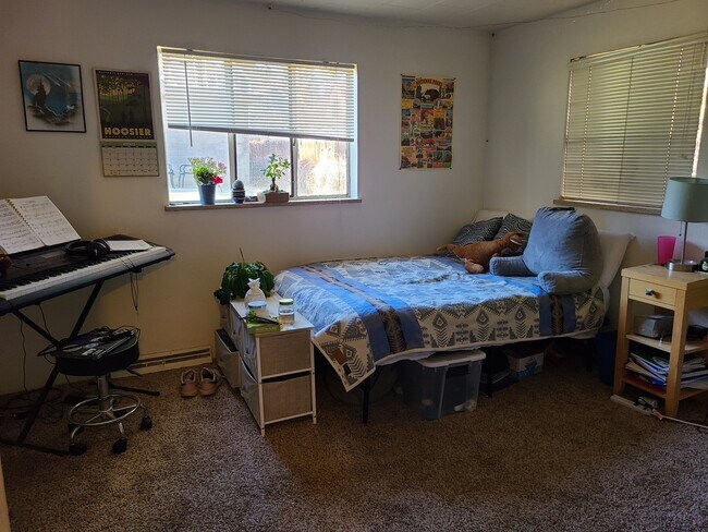 Bed 1 - 951 9th St