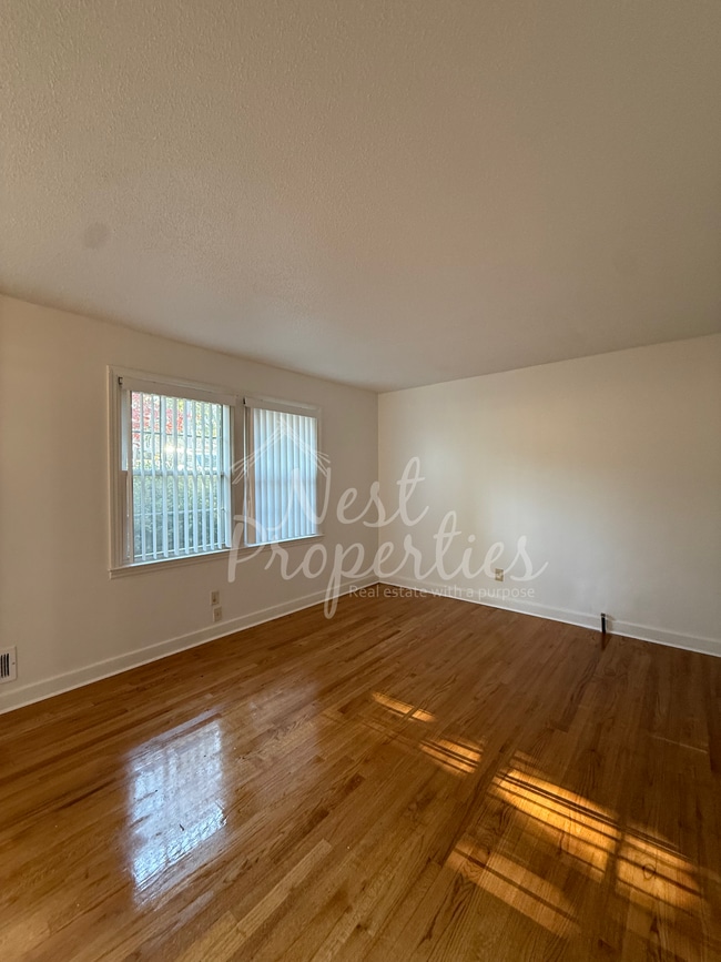 Building Photo - 3901 Pine Cone Dr