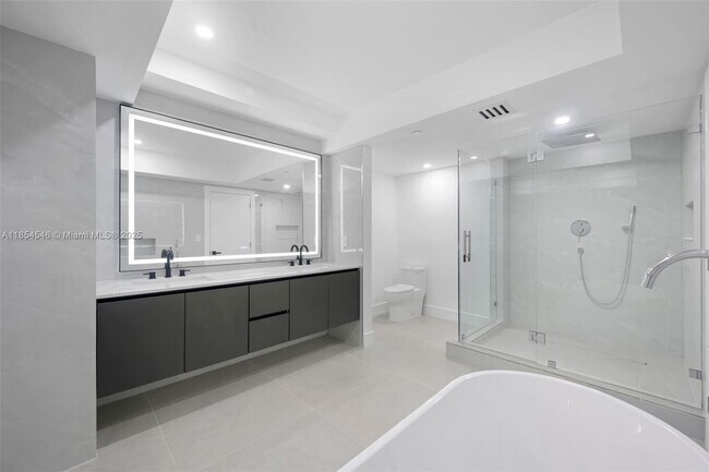 Building Photo - 20281 E Country Club Dr