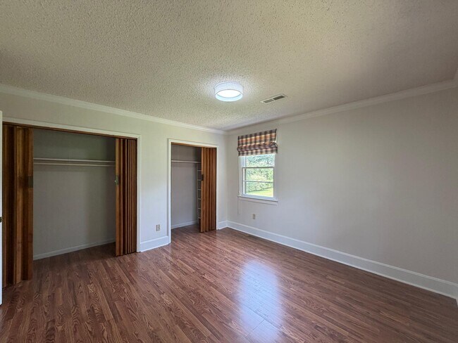 Building Photo - 524 Graycroft Dr SW