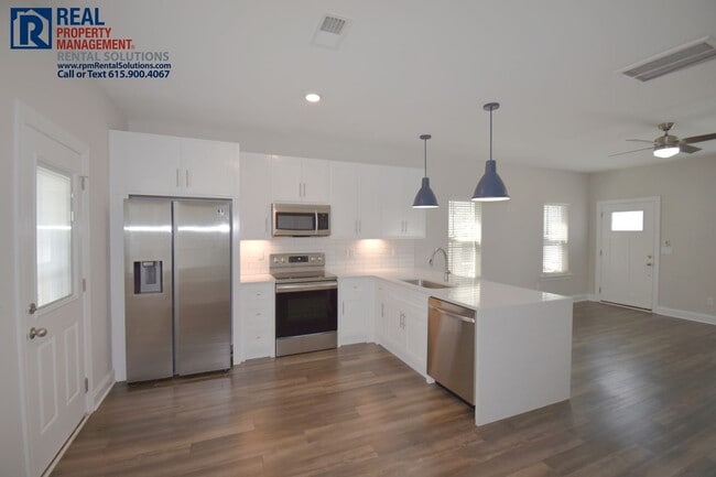 Building Photo - 555 Gresham Ln