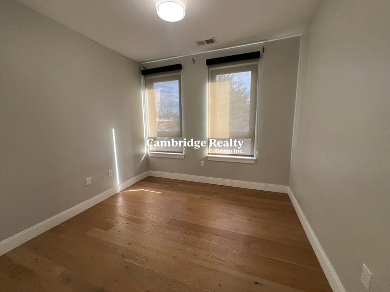 Building Photo - 18 Central St