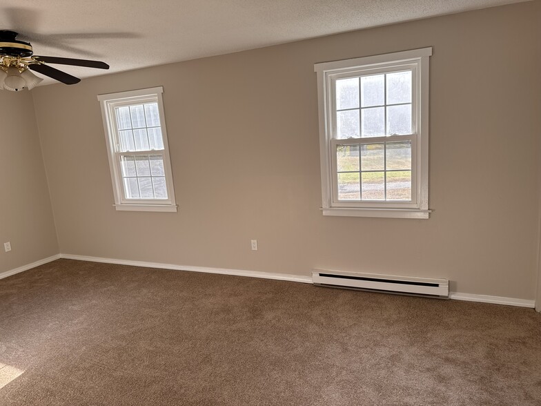 Building Photo - 239 Old Farms Rd