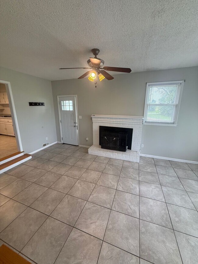 Building Photo - Charming 3-Bedroom, 3-Bathroom Farmhouse outside of Sturgeon MO - just 15 minutes from Columbia!