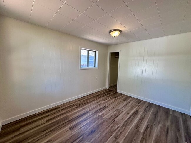 Building Photo - Charming Two Bedroom