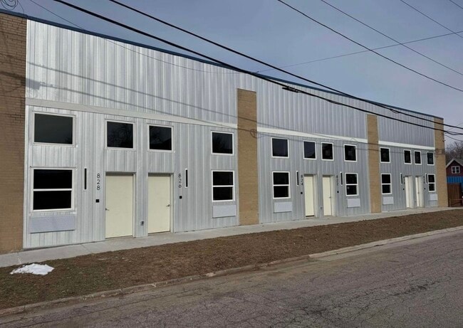 Building Photo - 824 W 8th St