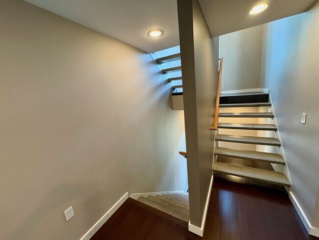 Building Photo - Beacon Hill Townhouse