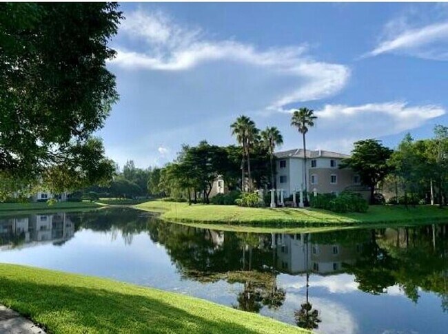 Building Photo - 500 Crestwood Ct S