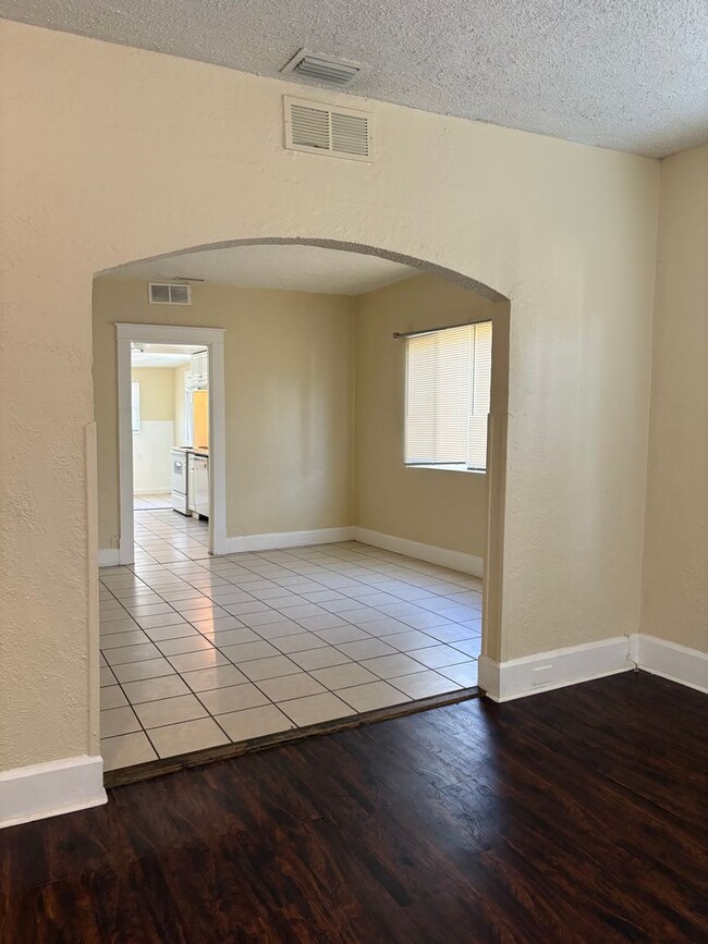 Building Photo - Large 4 bedroom 1 Bath House for rent