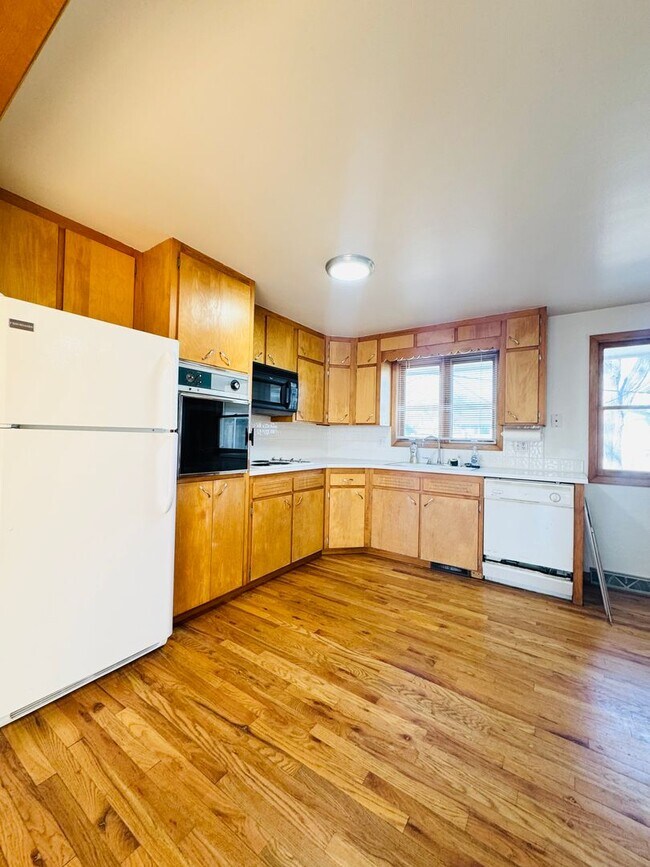 Building Photo - 5 bed 2 bath ranch with finished basement ...