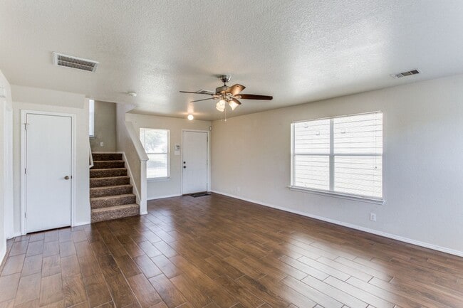 Building Photo - 3 Bedroom/2 1/2 Bath Dover Subdivision