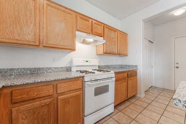 Building Photo - You're going to love this 4 bedroom 2.5 bath! Looks and Feels Brand New!