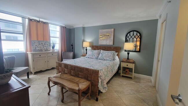 Building Photo - 6917 Collins Ave