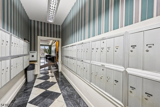 Building Photo - 5 Roosevelt Pl