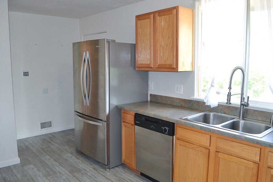 Building Photo - 320 Cuchara St