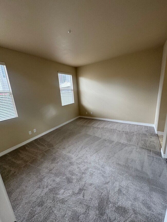 Building Photo - Beautiful 2 Bedroom/2 Bathroom + Bonus Room in Gated Community