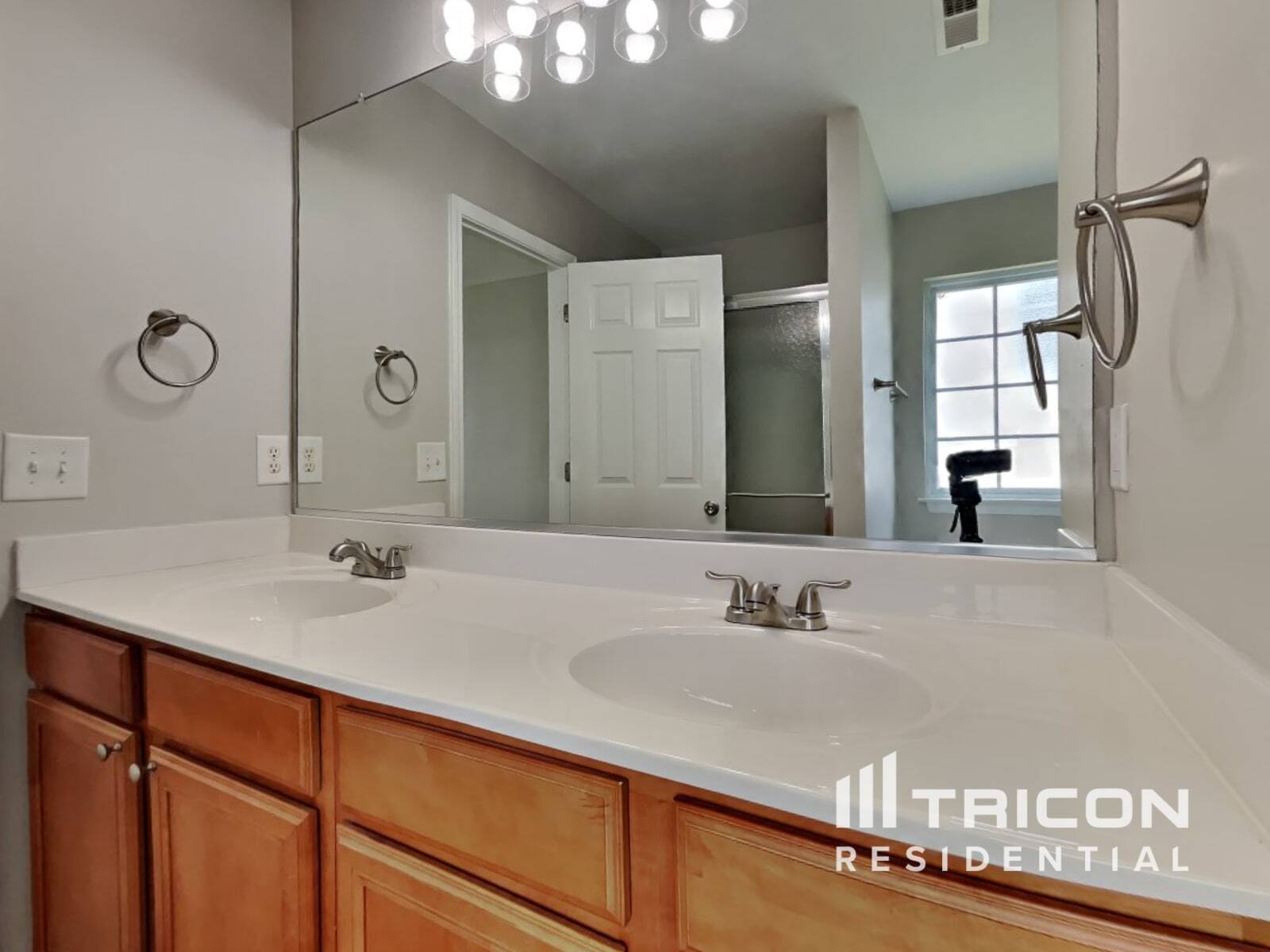 Building Photo - 827 Peachtree Meadows Cir