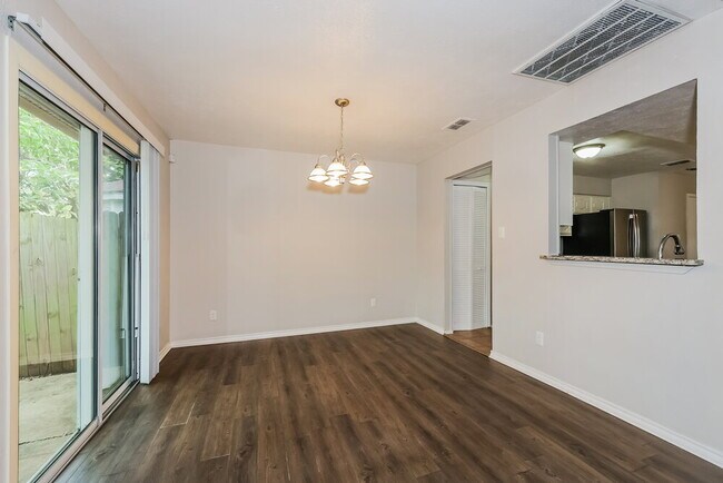 Building Photo - 2208 Gladstone Dr