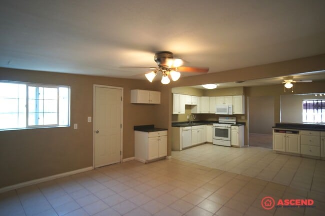 Building Photo - Charming home is Oildale!