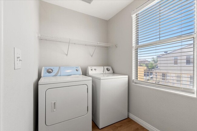 Building Photo - Newly Updated 4 bd, 3 bth Must See No Carpet