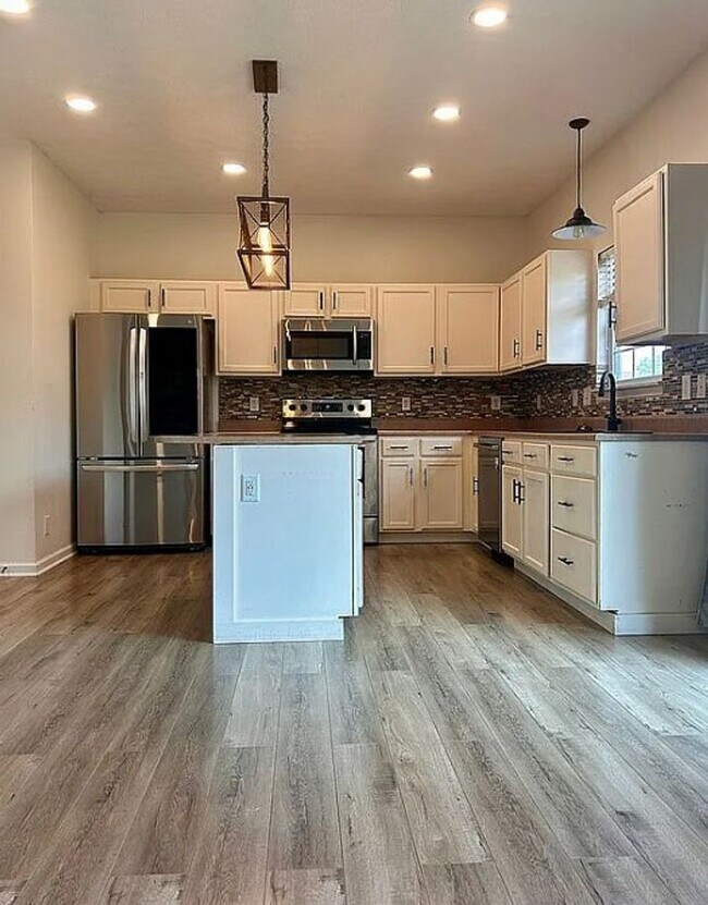 Building Photo - 3/4 Bedroom House - Harrison Schools