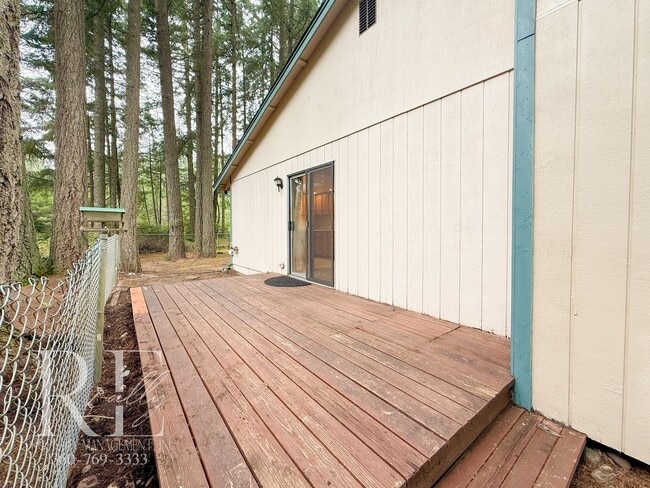 Building Photo - Vaulted Ceilings, Skylights & a True Primary Suite in This Gig Harbor Duplex