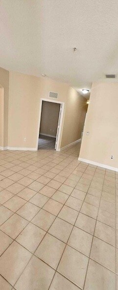 Building Photo - 2102 Shoma Dr