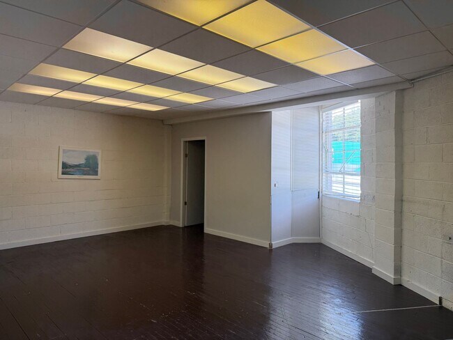 Building Photo - 2202 Hollins Mill Rd