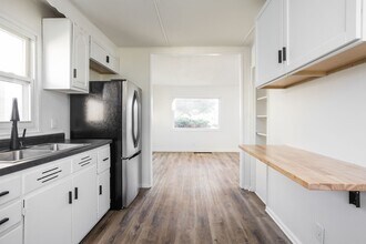 Building Photo - Newly Renovated 2 bed 1 bath unit.