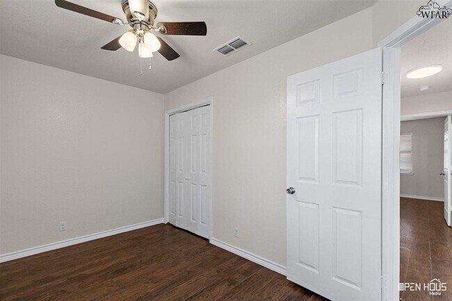 Building Photo - 300 E Garden Dr