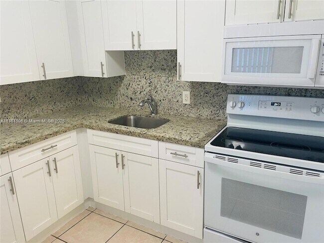 Building Photo - 9440 Fontainebleau Blvd