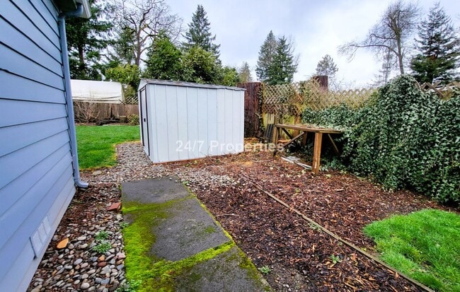 Building Photo - Inviting 3 BD | 2 BA Home with Big Backyard in West Linn