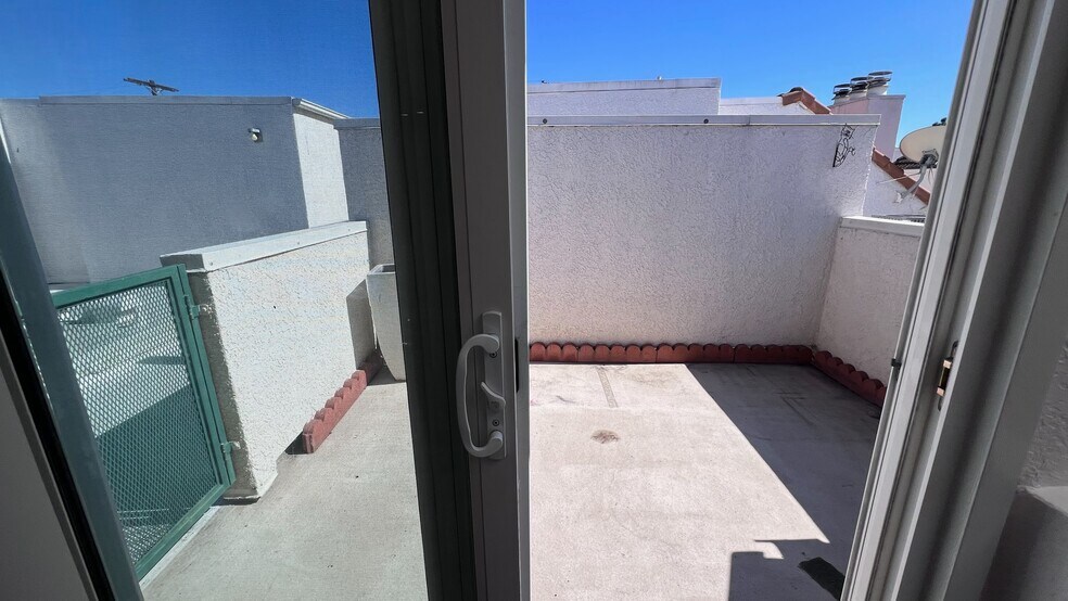 Building Photo - 5420 Sylmar Ave