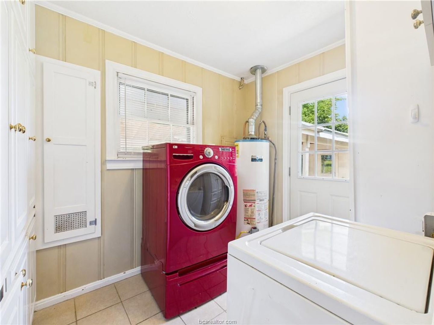 Building Photo - LATE JULY MOVE IN!  Adorable 3 Bedroom 2 Bathroom House