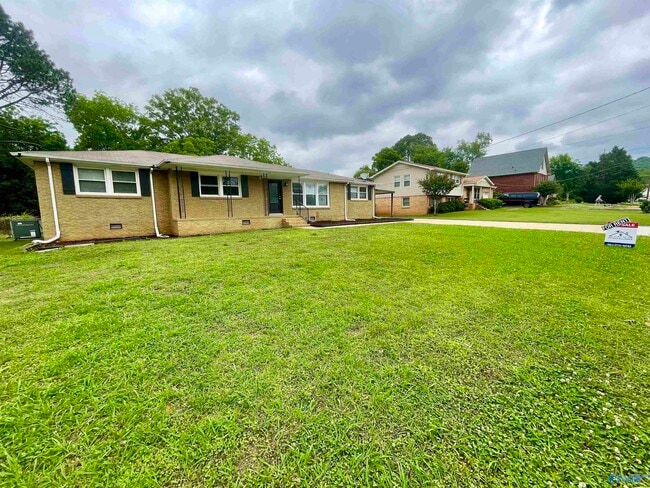 Building Photo - 304 Meadowbrook Dr SE