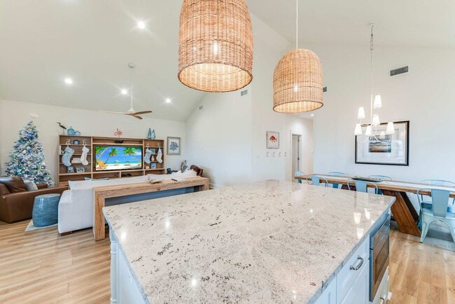 Building Photo - 119 6th St