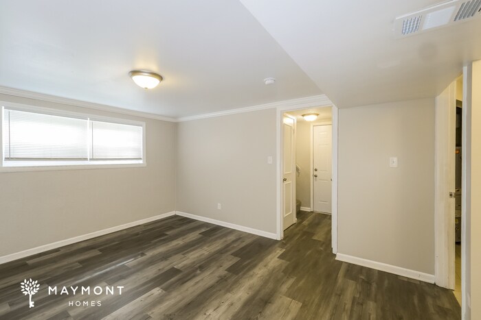 Building Photo - 313 NE Lakeview Dr