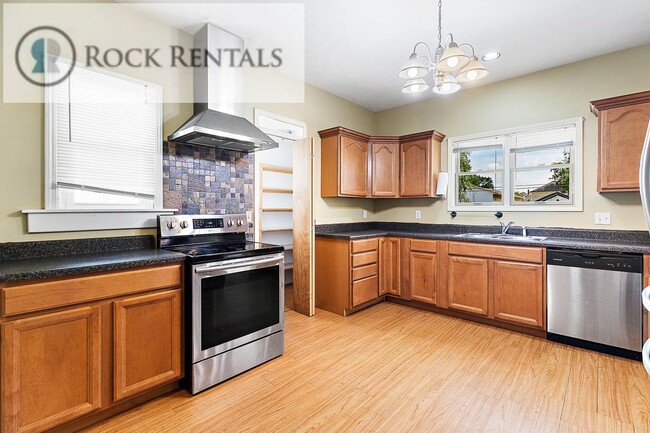 Building Photo - Large Updated Three Bed Two Bath with Patio