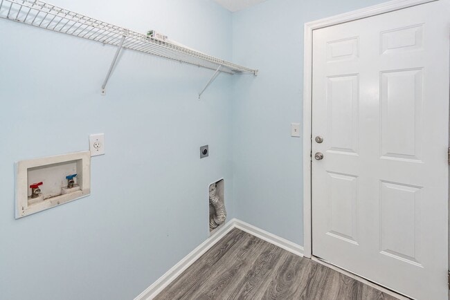 Building Photo - 4 Bedroom, 2 Bathroom Home in Park Hill Pl...