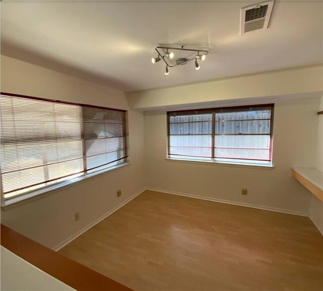 Building Photo - 1311 Cardinal Hill Dr