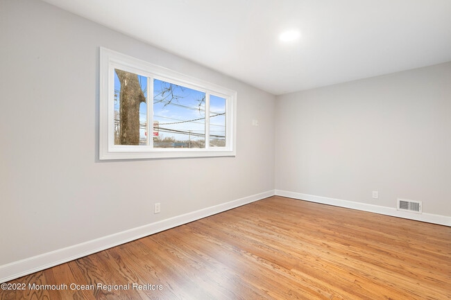 Building Photo - 2 Middlesex Rd