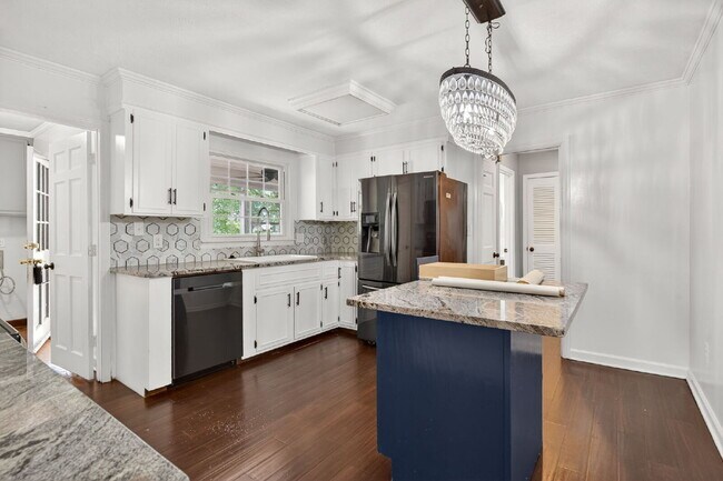 Building Photo - 636 N Wilkinson Dr